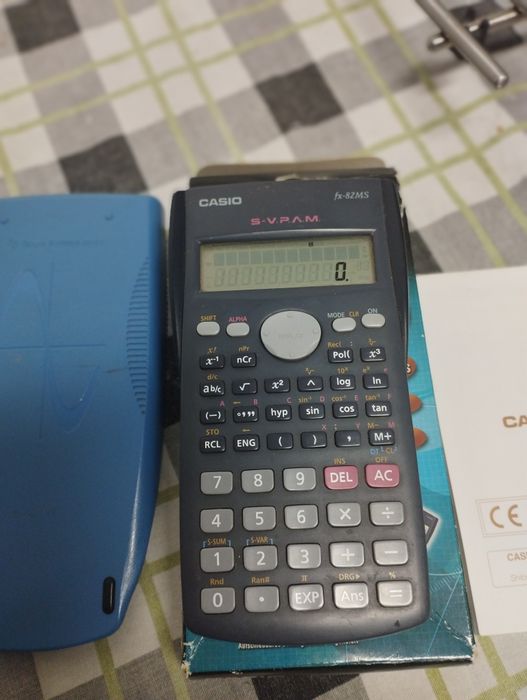Calculadora Gráfica Texas Instruments Ti-82 STATS + CASIO científica