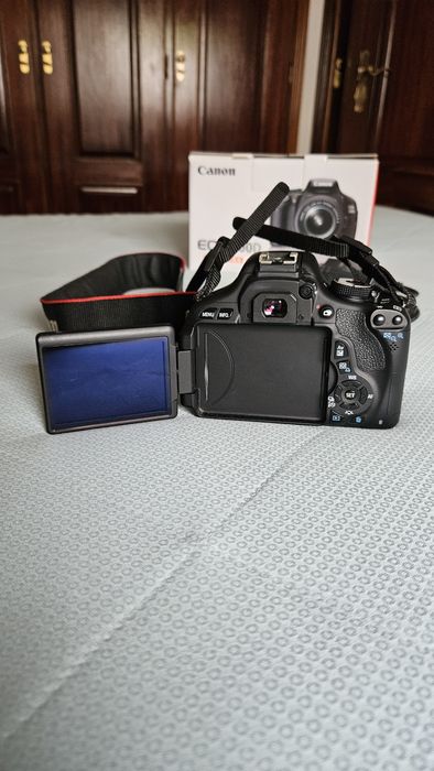 Canon 600D com caixa e acessórios
