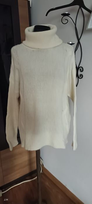 Golf,  kremowy sweter.