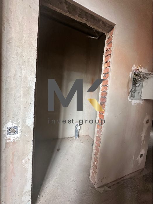 Продаж двоповерхового будинку з великою ділянкою. Стоянка-2