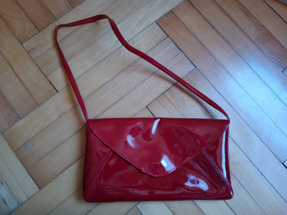 Czerwona lakierkowa kopertówka