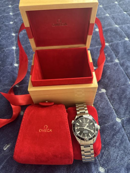 часы Omega Seamaster Planet Ocean 600M, выполненные в стиле "James Bond Skyfall Limited Edition".