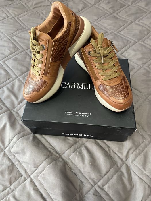 Жіночі шкіряні кросівки Carmela 38 розмір