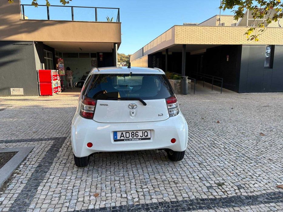 oyota iq – Este citadino compacto destaca-se pela sua agilidade e facilidade de estacionamento.
