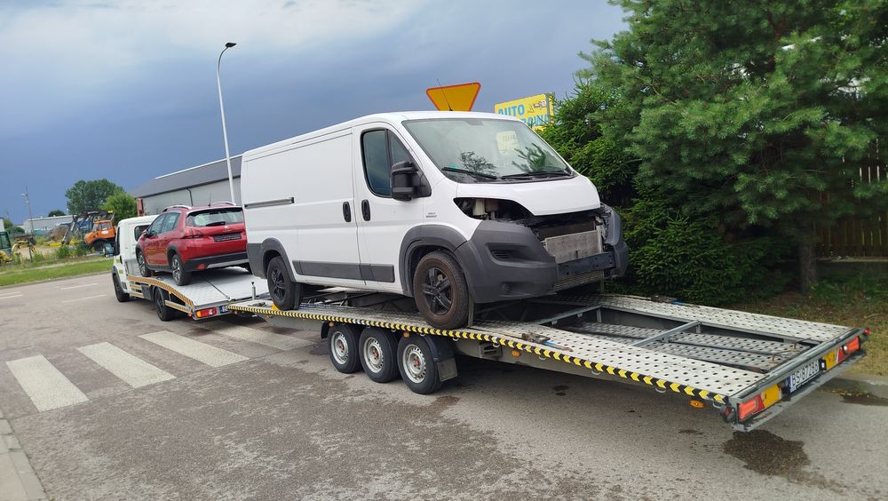 Transport pojazdów / towarów Autolaweta Pomoc drogowa