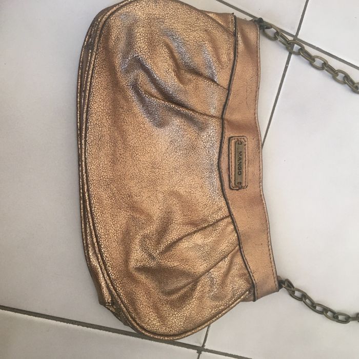 Clutch dourada Mango