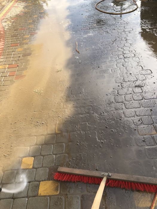 Мийка бруківки та дахів