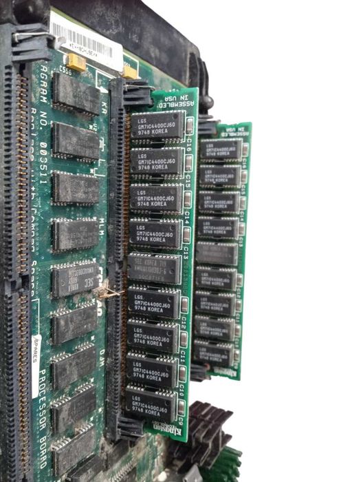 Płyta główna Compaq 211420 -001 z procesorem i 2 kostkami ram.