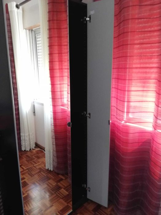Roupeiro Ikea com 02 portas em Espelho
