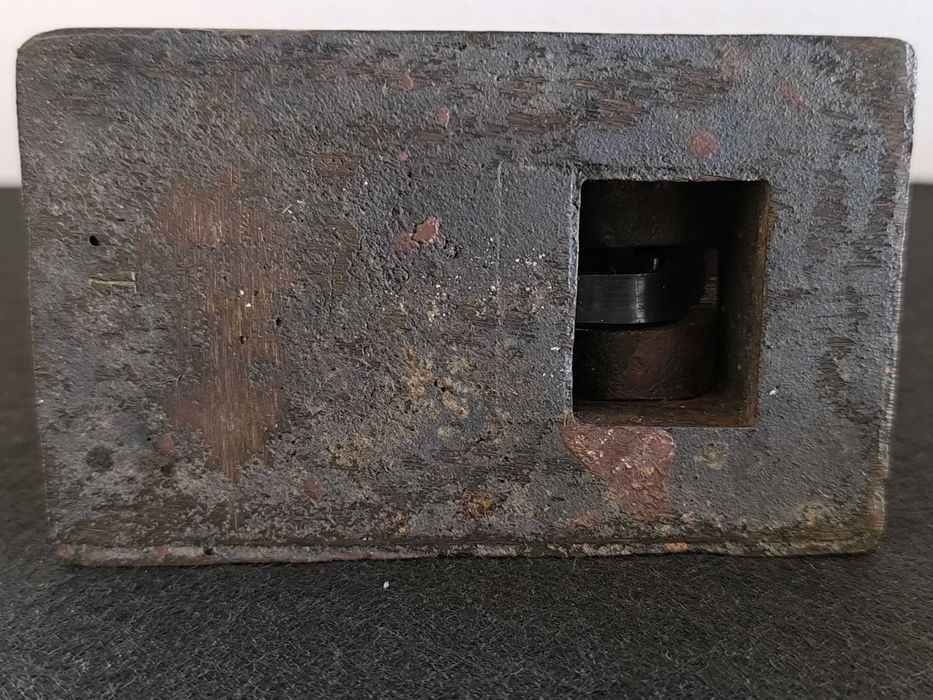 Antigo selo branco (séc XIX/XX) em metal, com pega em madeira circular