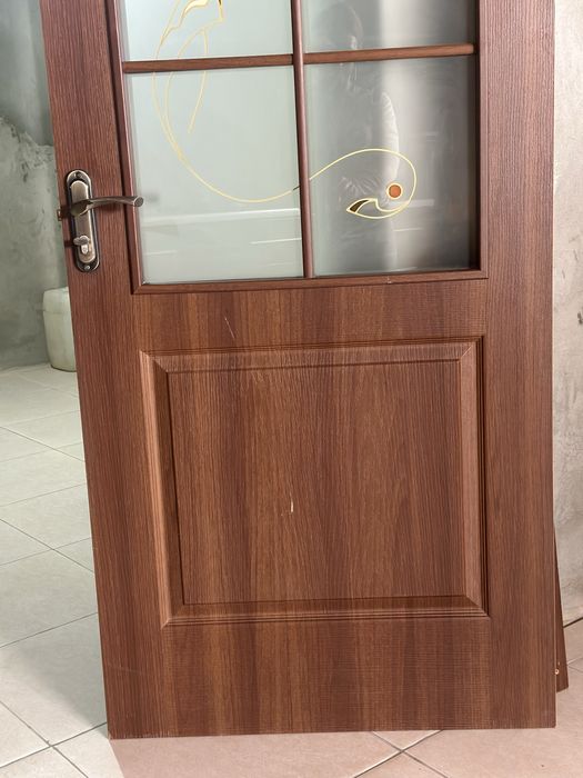 Дверь с замком и с комплектующими, орехового цвета,что придает красоту