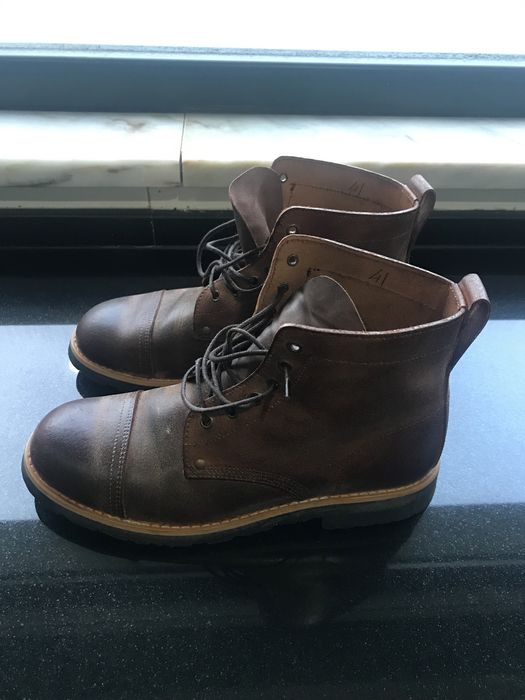 Botas em pele de cor castanha