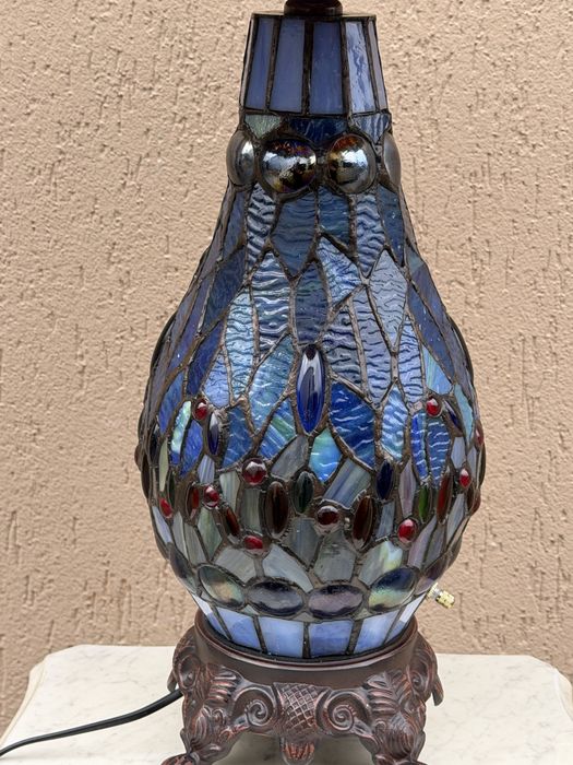 Lampa witrażowa Tiffany ze świecącą nogą