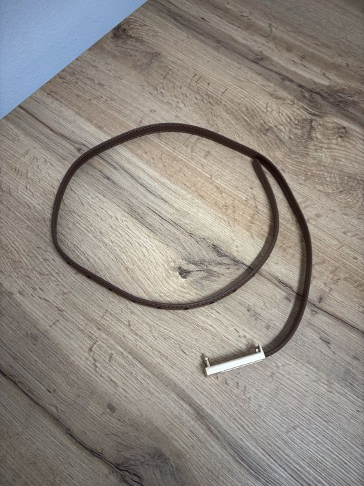 Cienki brązowy pasek z al’a złotą klamrą