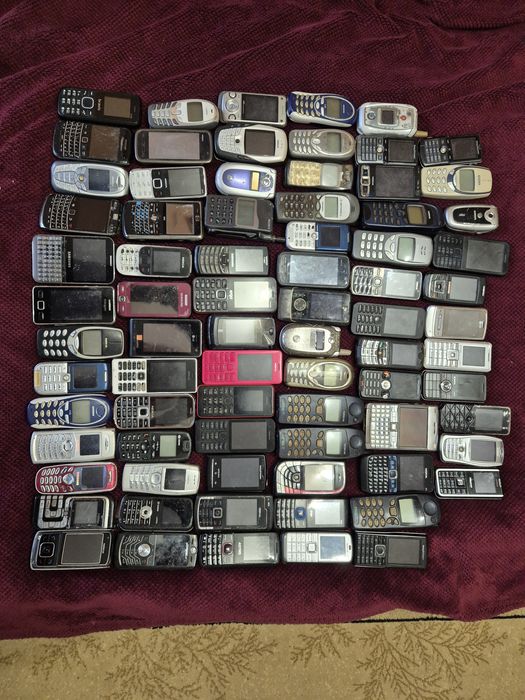 Мобільні телефони лотом