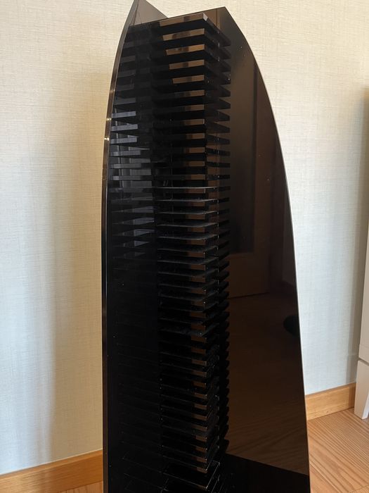 Torre Porta-CDs Obelisco em Acrílico Preto – Design Escultórico – 94cm