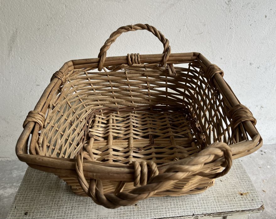 Dwa koszyki wiklinowe