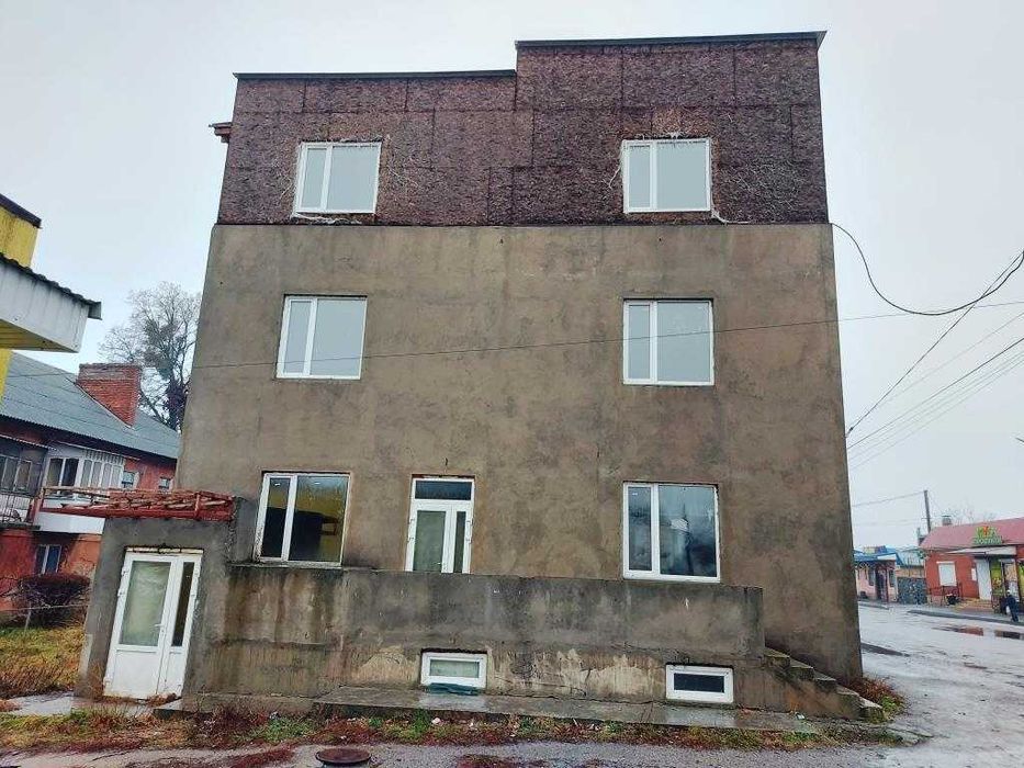 Продається нежитлове комерційне приміщення (триповерхове)