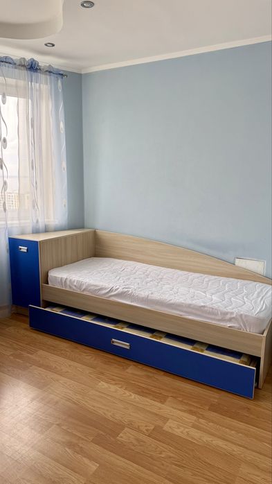 Меблі в дитячу, дитяче ліжко, письмовий стіл