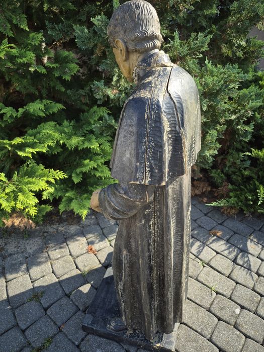 Duża rzeźba św Jana Bosko.