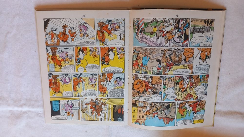 Banda desenhada Humpá-Pá contém as histórias "e os piratas" e "contra maus-fígados - publicado pela Bertrand