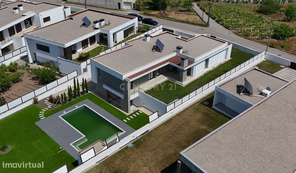 Moradia T4 Moderna com Piscina Aquecida e Jacuzzi a 15 Minutos da Prai