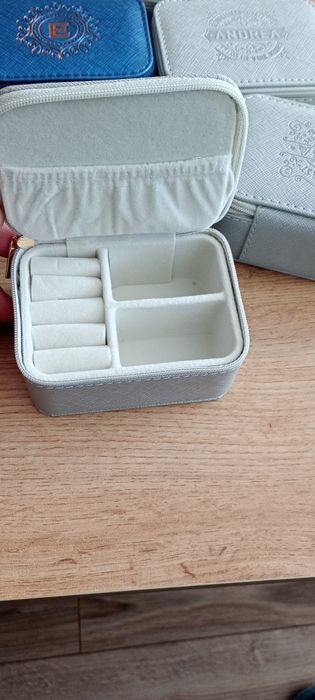 Skórzany futerał na biżuterię