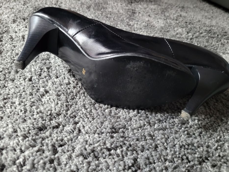 Buty szpilki lakierowane na obcasie