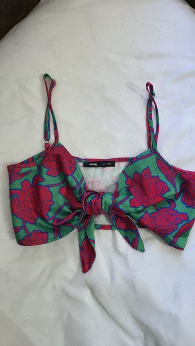 Satynowy top biustonosz w kwiaty Crop top Hawaii Sinsay zielony top