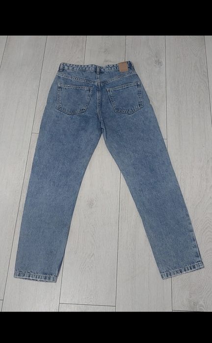 Jasnoniebieskie przylegające jeansy