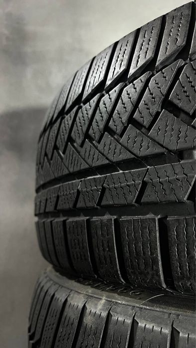 Пара зимової гуми 235/45/19