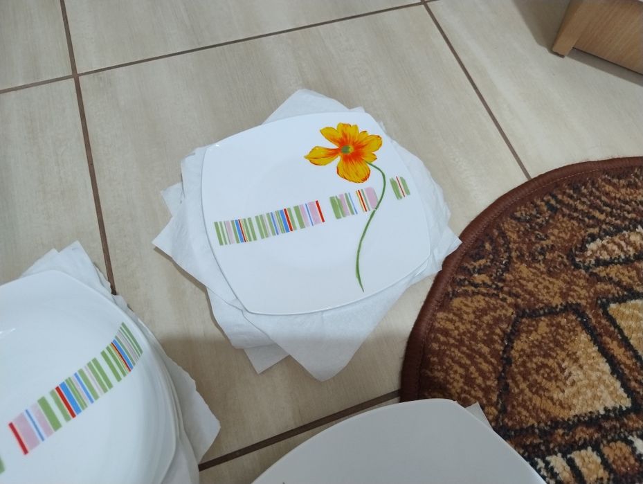 Zestaw obiadowy nowych talerzy