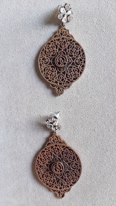 Brincos compridos vintage, cor cobre.
Vintage