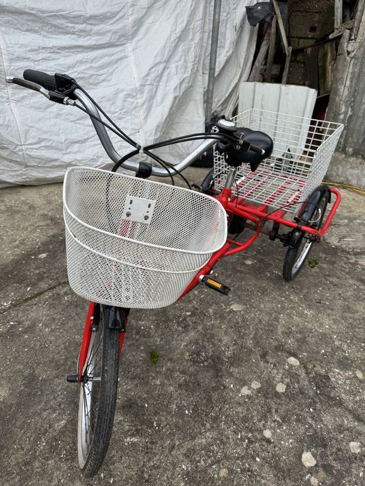 Triciclo vermelho em bom estado