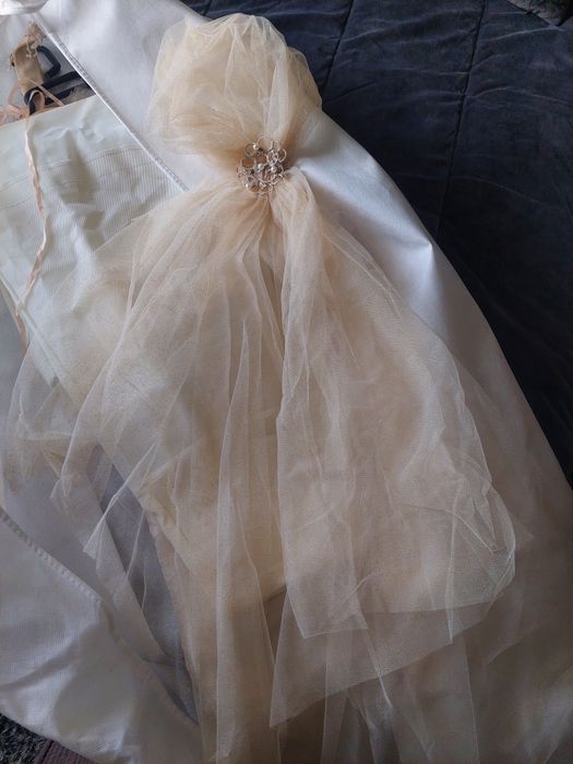 Vestido de noiva com saiote e véu