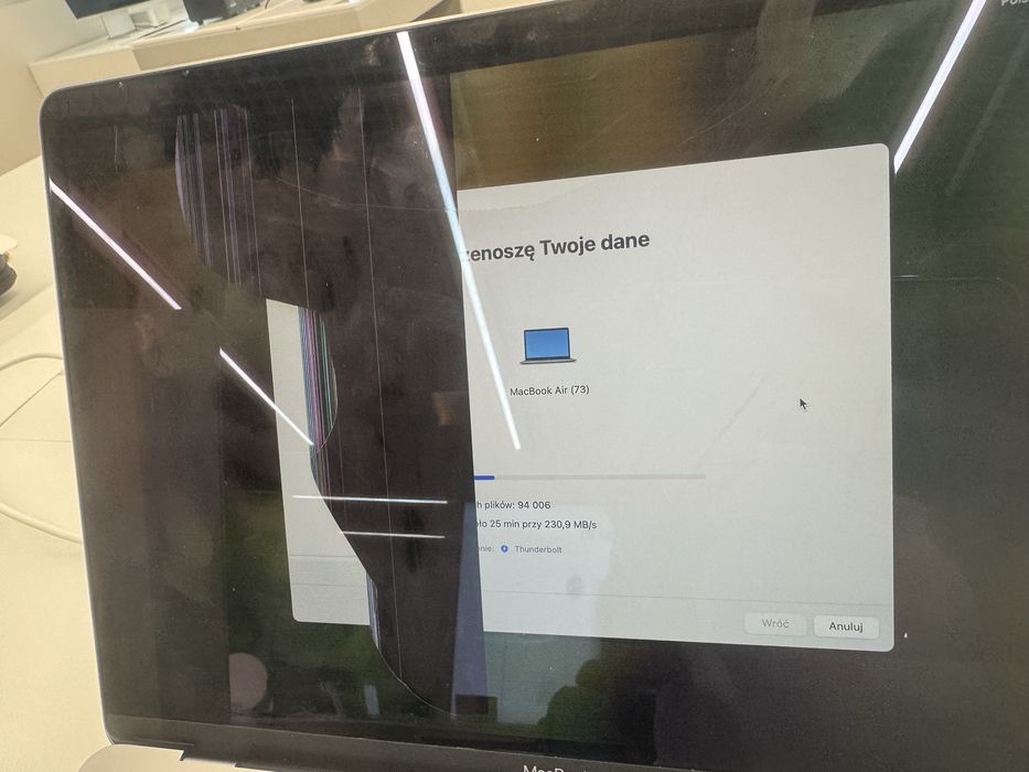 Macbook, zakupiony rok temy, uszkodzona matryca