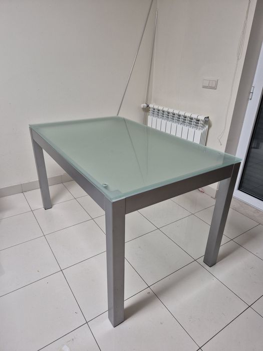 Mesa de cozinha em inox e vidro