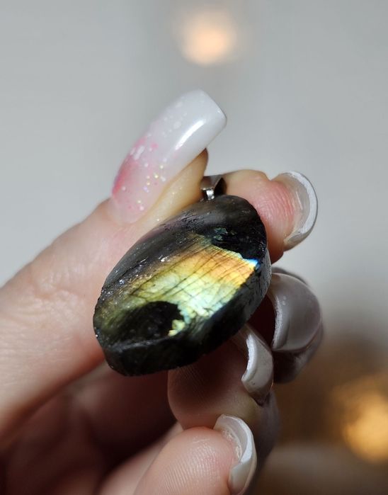 Labradoryt naturalny wisiorek.