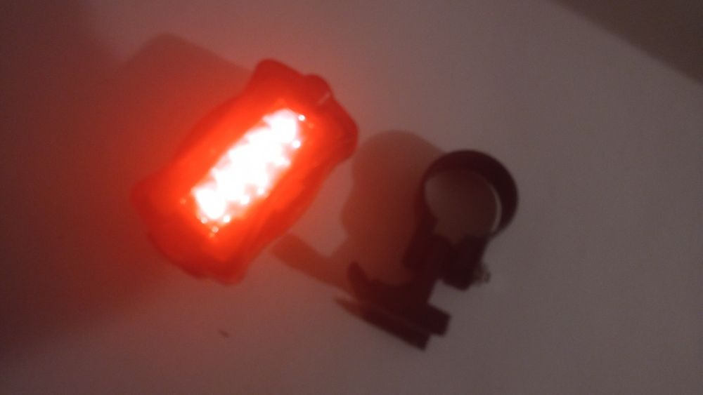 Задній червоний фонарь(7 режимів блимання)