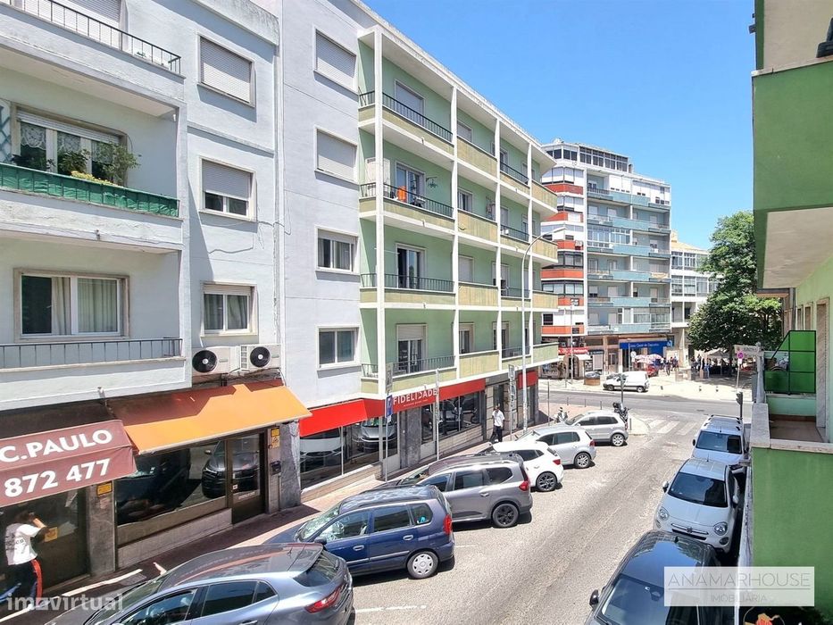 T2 totalmente remodelado com duas varandas num 1 andar, no centro da V