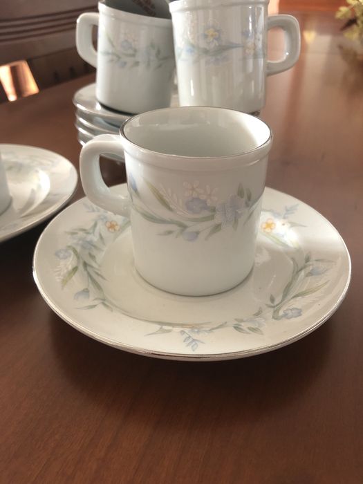 Conjunto chávenas de café com pratos