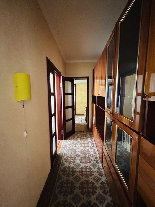 Продаж окремоі половинки будинку  з окремим заіздом .