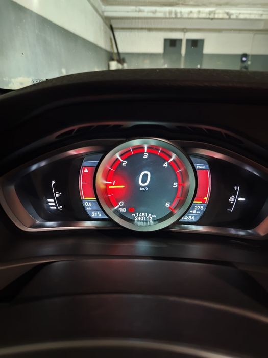 [VENDA/TROCA] Volvo V40 D2 2.0 R-Design 120cv
