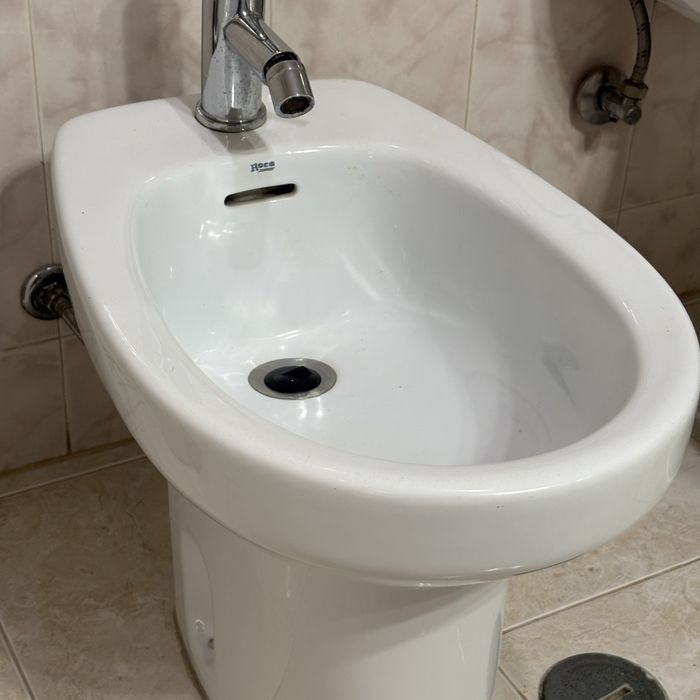 Bidé da Marca Roca com torneira em Bom Estado