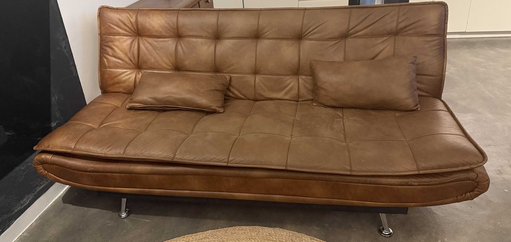 Sofá-Cama em Pele Castanha com Almofadas