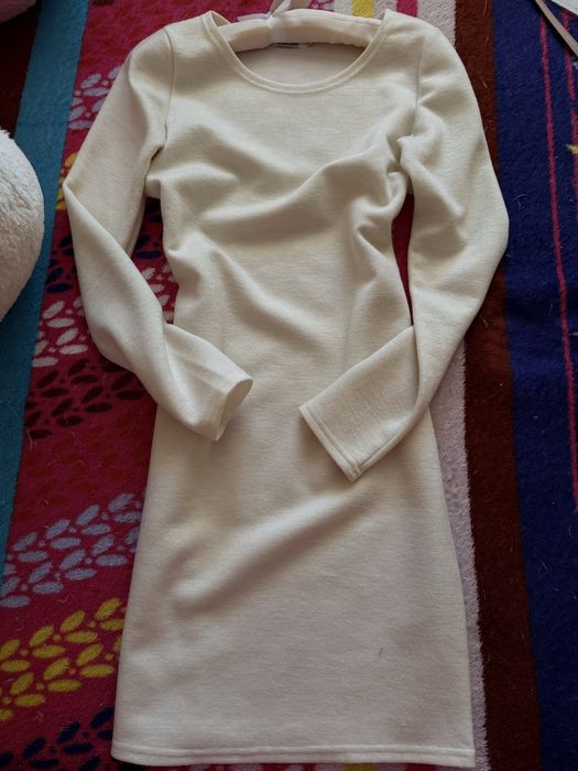 Гарна тепла сукня в білому кольорі прямого крою