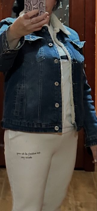 Джинсова жіноча куртка .