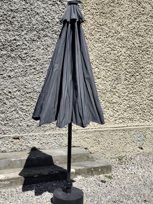 Parasol ogrodowy z oświetleniem LED.