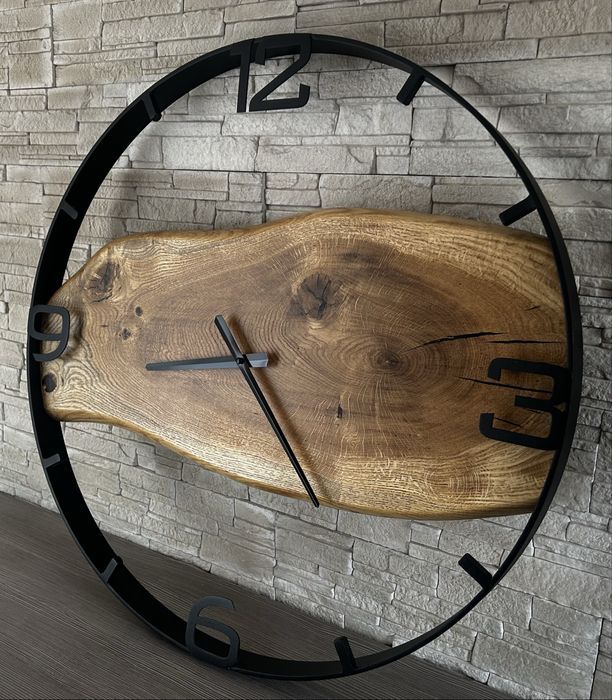 Zegar w stylu loft o średnicy 65 cm z drewna dębu i czarnej żywicy