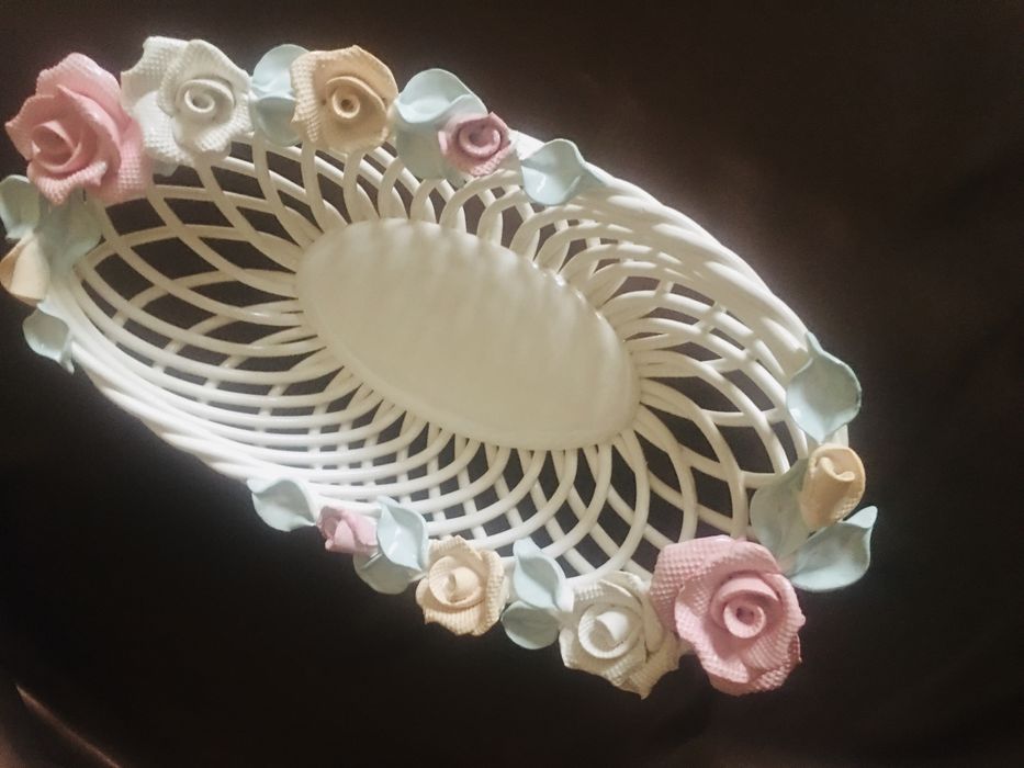 Большая Ладья плетёная, усыпанная цветами